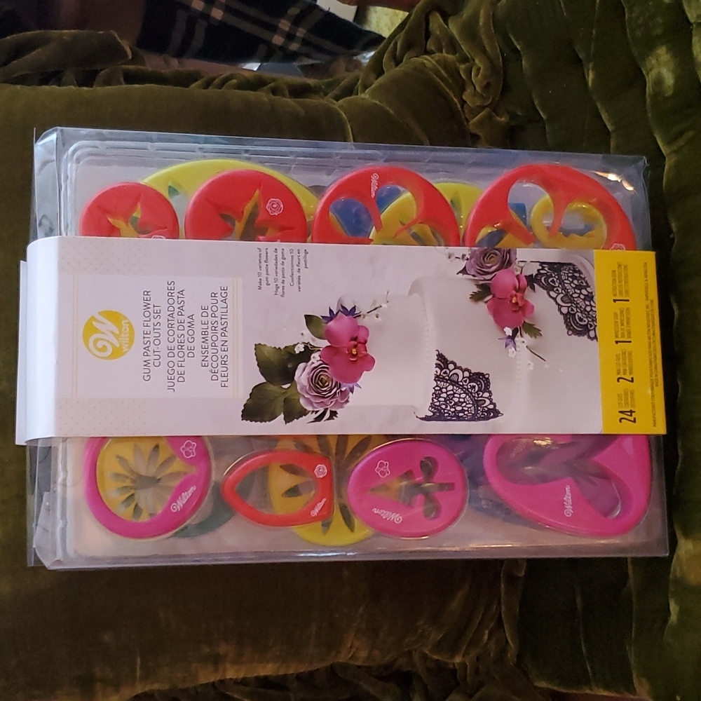 Wilton gum paste flower cut out set 24 pieces